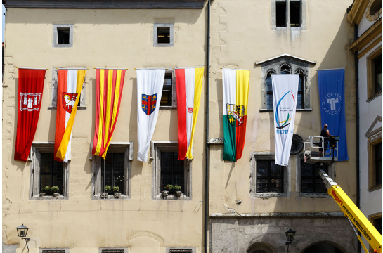 Themenbild Partnerstädte - Fotografie - Flaggen der Partnerstädte am Alten Rathaus