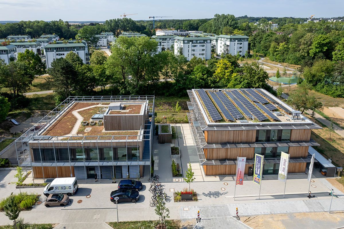 Fotografie - Im Bild links ist der MINT-Kindergarten und rechts RUBINA, das Haus für Energie- und Umweltbildung der Stadt Regensburg, zu sehen

