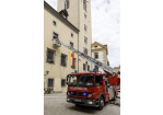 Fotografie: Die Drehleiter der Feuerwehr rettet Personen aus dem 2. OG.