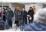 Fotografie - Rednerin von Drugstop Drogenhilfe Regensburg e.V. sowie weitere Rednerinnen im Hintergrund