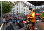 Fotografie: Eine Band spielt vor großem Publikum auf dem Kohlenmarkt.