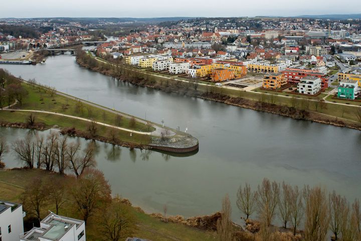 Der Holzgartensteg schafft eine barrierefreie Verbindung vom Maria-Beer-Platz zum Grieser Spitz. (C) Bilddokumentation Stadt Regensburg Holzgartensteg1