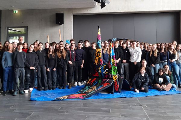 1 Gruppenbild mit Schülern und Kranich