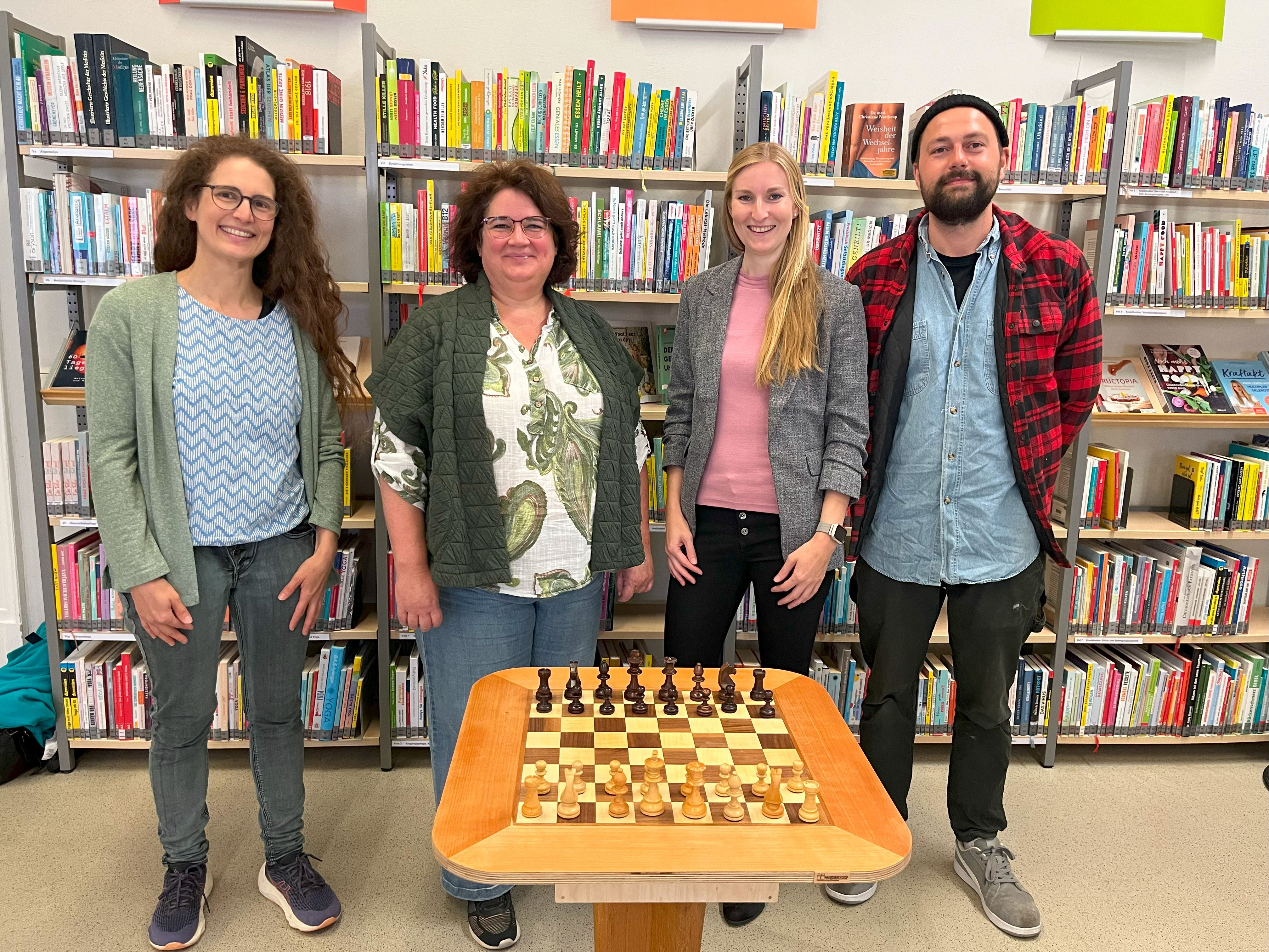Fotografie – Sandra Schwarzer, Isabelle Kleinknecht, Franziska Humml und Josef Prawica bei der Übergabe in der Zentralbücherei.