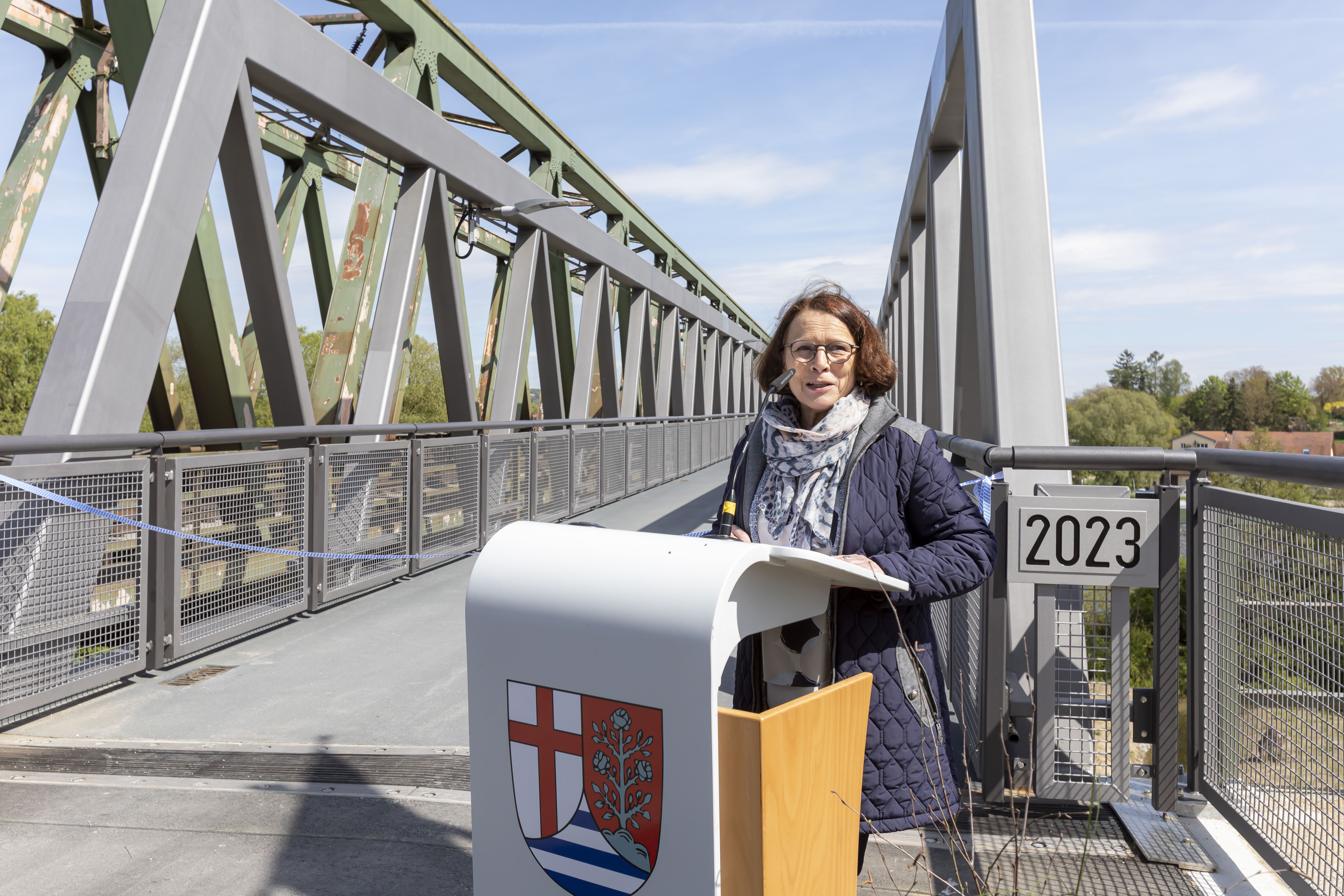 Fotografie: Die Oberbürgermeisterin begrüßt die anwesenden Gäste zur Einweihung der Geh- und Radwegbrücke in Sinzing. 