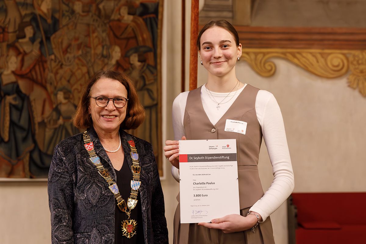 Fotografie - Charlotte Paulus mit Oberbürgermeisterin Gertrud Maltz-Schwarzfischer