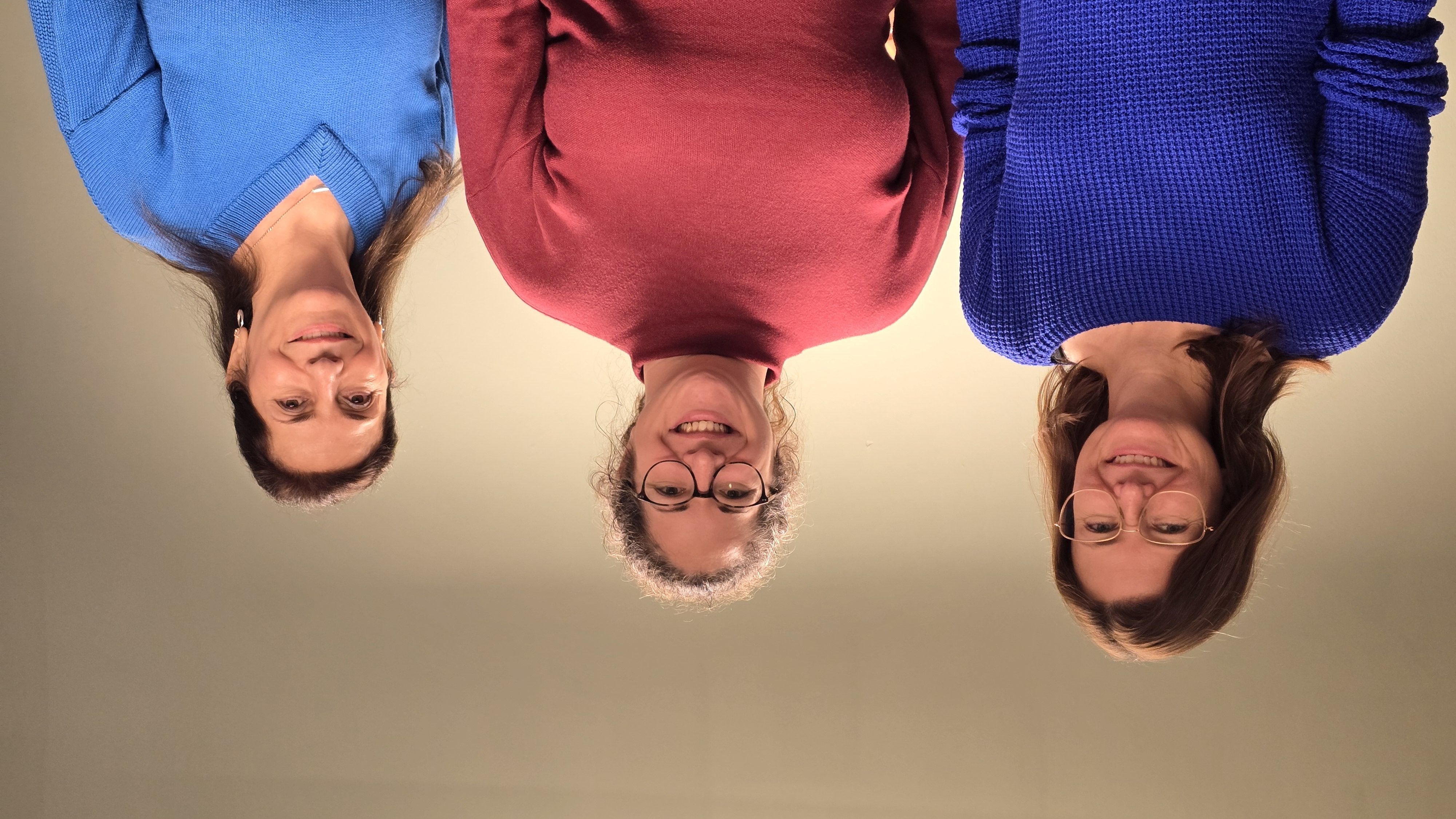 Fotografie – abgebildete Personen von links nach rechts Doris Fuchs (KJF Regensburg), Katharina Schlecht (MiMi-Standortkoordinatorin), Monir Shahedi (MiMi-Mediatorin)