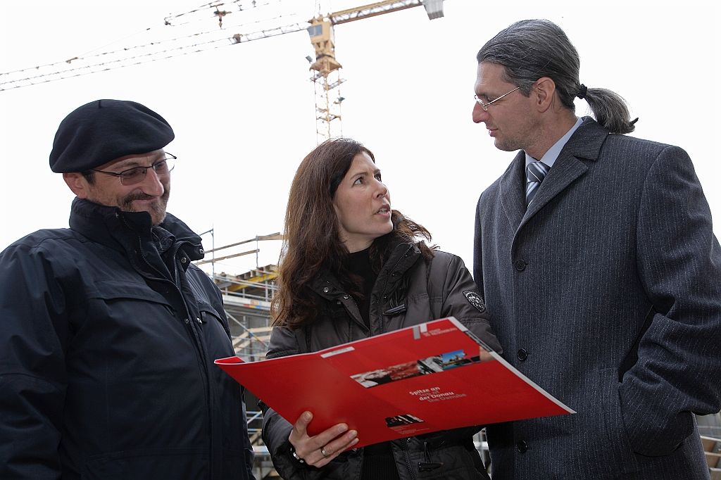 Frau Braun beim Baustellenbesuch
