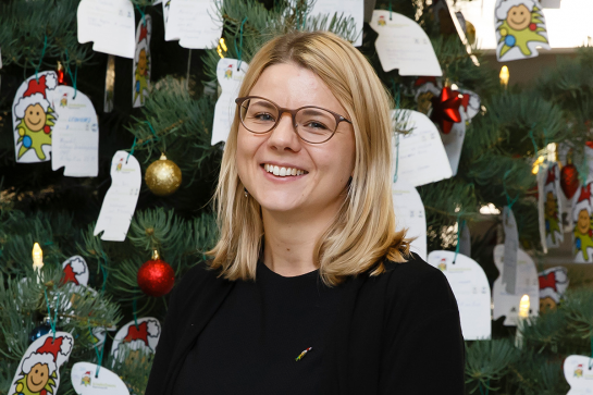 Porträt Melanie Brunner quer - vor Kinderbaum (C) Bilddokumentation Stadt Regensburg