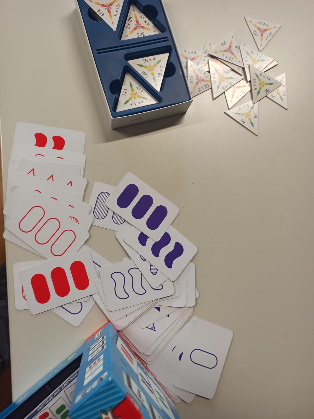 Im Fachraum Mathematik können die Kinder sich anhand vieler Materialien spielerisch mit der Mathematik auseinandersetzen.