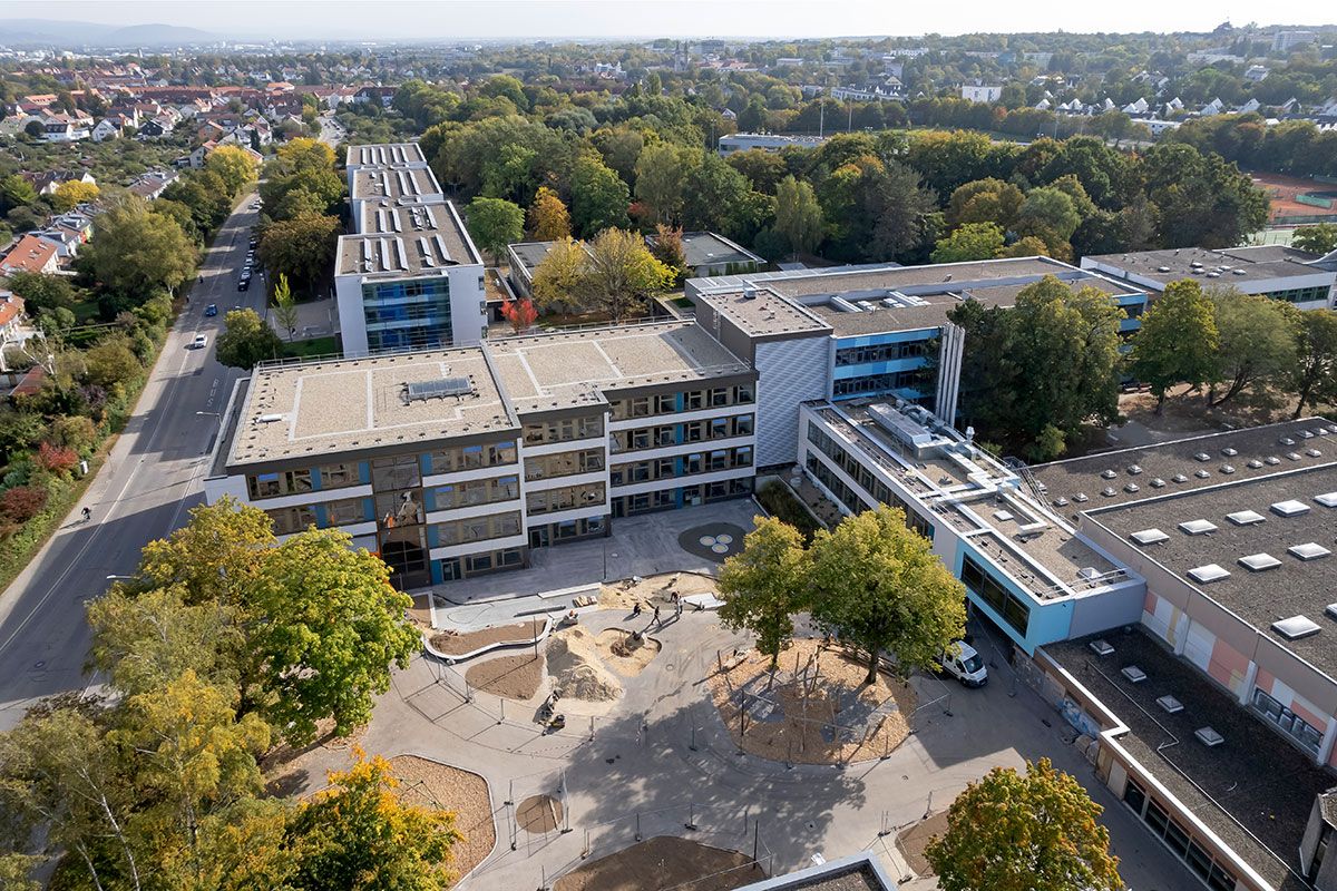 Fotografie - Grundschule Königswiesen, Vogelperspektive auf Verbindungsbau 