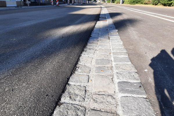 Bereits asphaltierte Fahrbahn nebst Fußgänger und Radweg in der Prüfeninger Straße stadtauswärts in Höhe Stadtpark