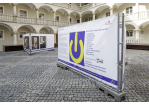 Fotografie - Projektfolie mit den Namen aller Künstlerinnen und Künstlern in Übersicht (C) Bilddokumentation Stadt Regensburg