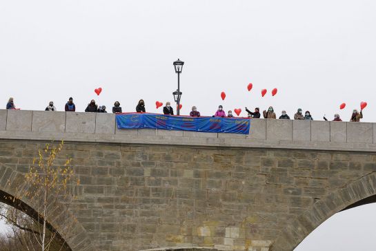 Internationaler Tag gegen Gewalt an Frauen 2020 - Fahne auf Steinerner Brücke
