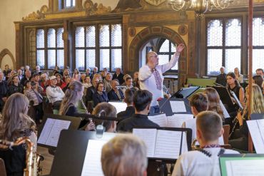 Fotografie: Musikerinnen und Musiker der beiden Orchester bei ihrem Auftritt im Historischen Reichssaal