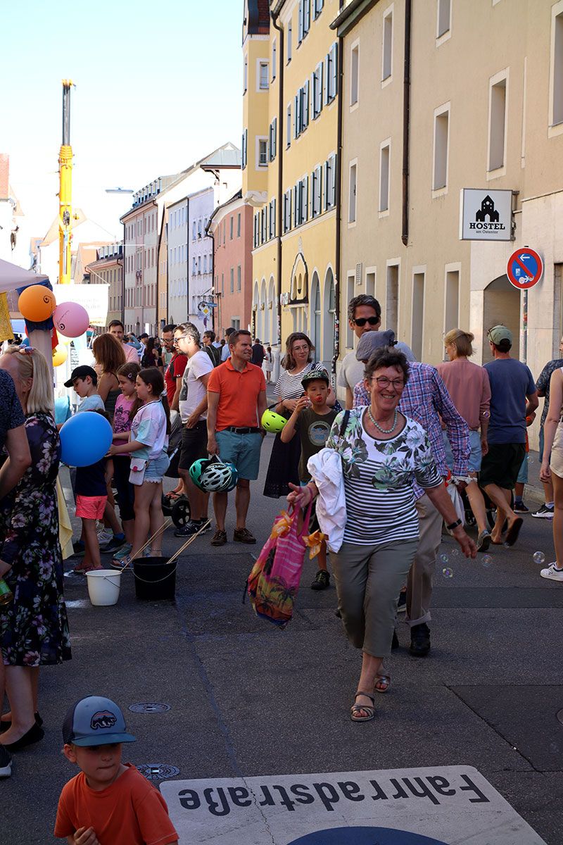 Menschen beim Straßenfest in der Ostengasse