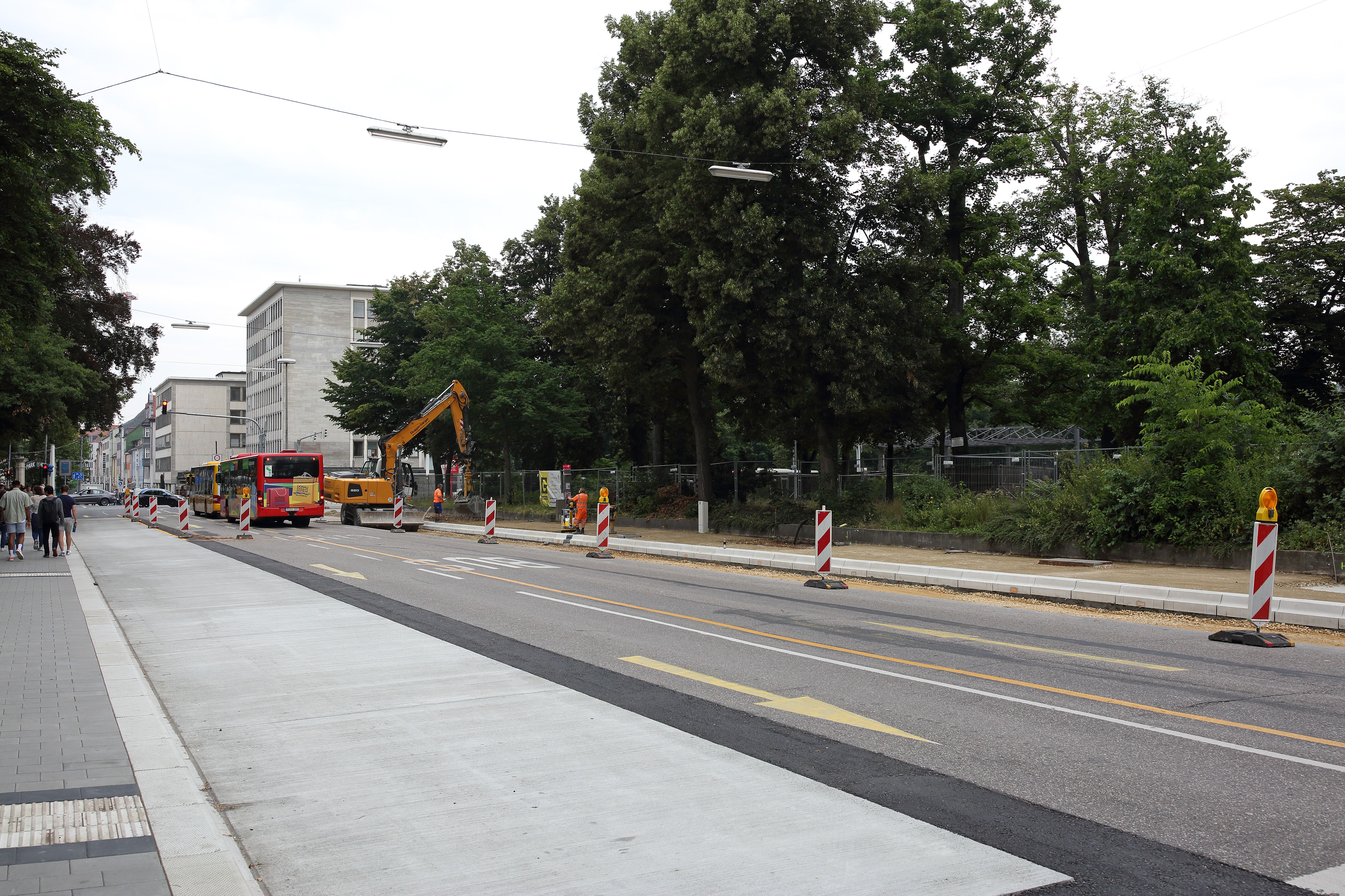 Fertigstellung der Borde für die Bushaltestellen in der Maximilianstraße West