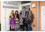 Seniorenportal - generationsübergreifendes Wohnprojekt - eine Gruppe von Bewohnern am Eingang zu einem der Wohnhäuser (C) erstld_797-73403