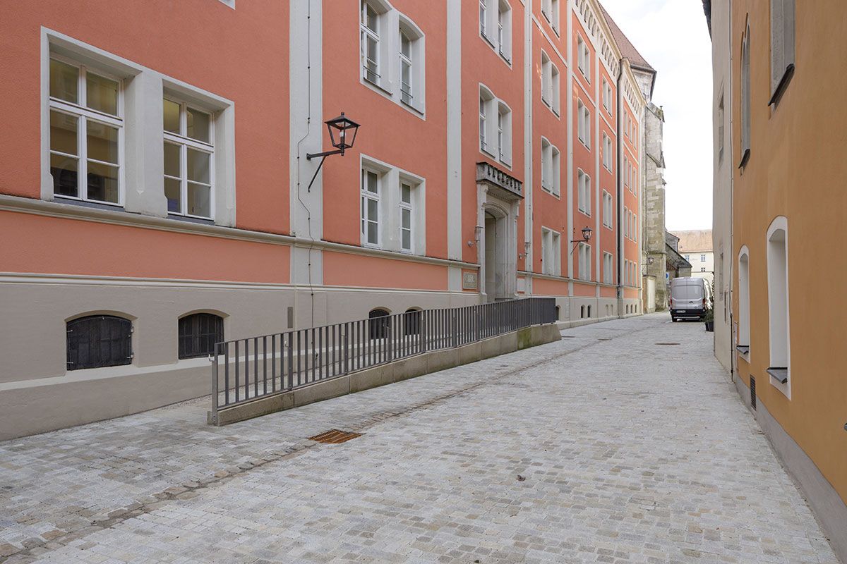 Neugestaltung Trothengasse-Bertoldstraße - Foto - Der Zugang des Arbeitsgerichtes in der Bertholdstraße – ehemals über eine 3-stufige Treppenanlage zugängig – wurde barrierefrei umgebaut. Die Umgestaltung erfolgte unter Beteiligung des Inklusionsbeauftragten der Stadt Regensburg.