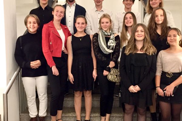 Gruppenfoto der Konzertbesucher des 1. Sinfoniekonzerts im Neuhaussaal (7.10.2019)