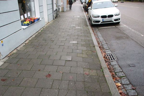 Prüfeninger Straße - Fotografie - im Bild sieht man den Gehweg zwischen Taxisstraße und Wilhelmstraße