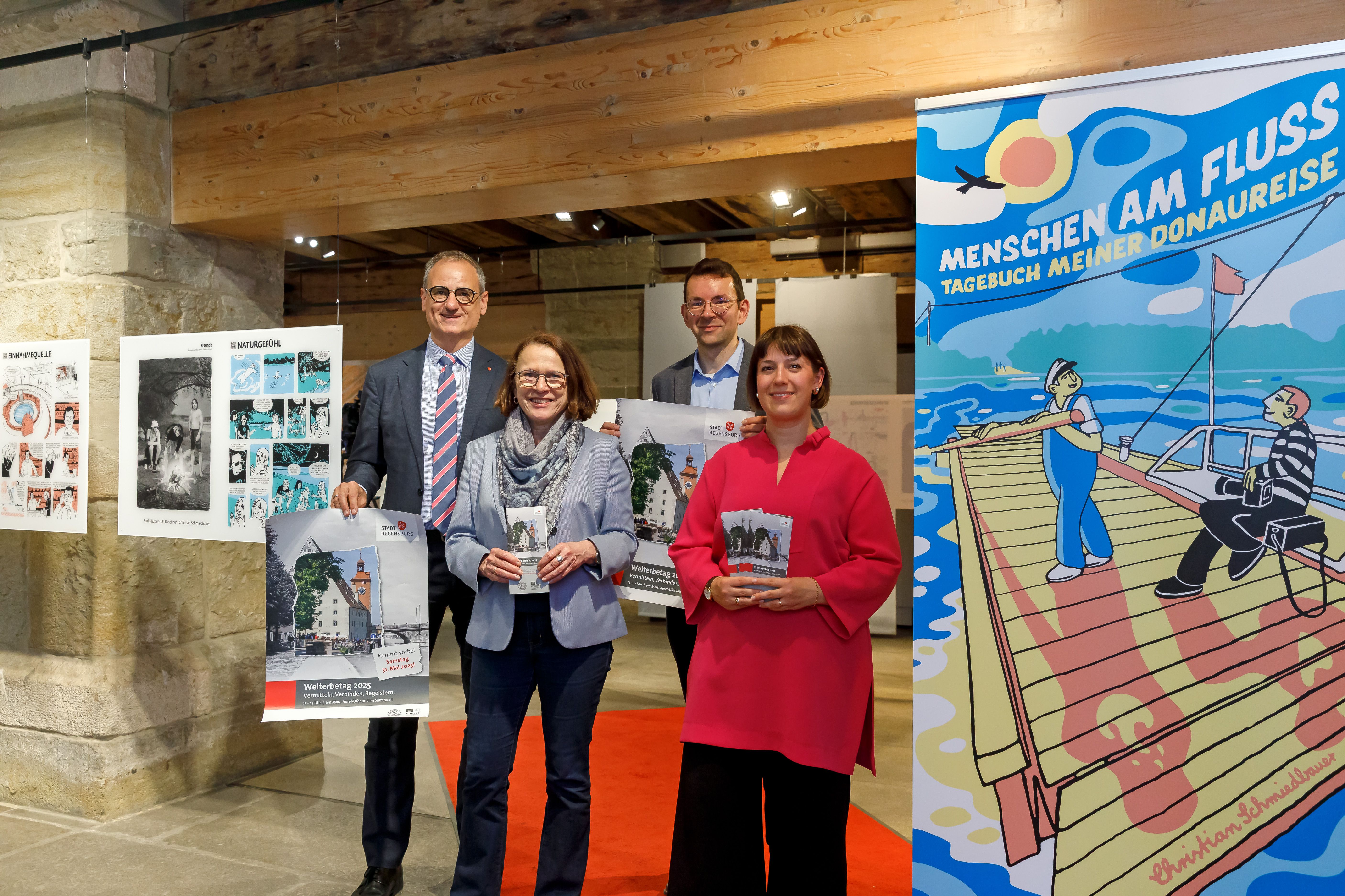 Fotografie – Oberbürgermeisterin Gertrud Maltz-Schwarzfischer und Kulturreferent Wolfgang Dersch stellen gemeinsam mit Lorenz Baibl, Leiter des Amtes für kulturelles Erbe, und Janina Rummel, Projektleitung Welterbekoordination und Organisatorin, das Programm vor.