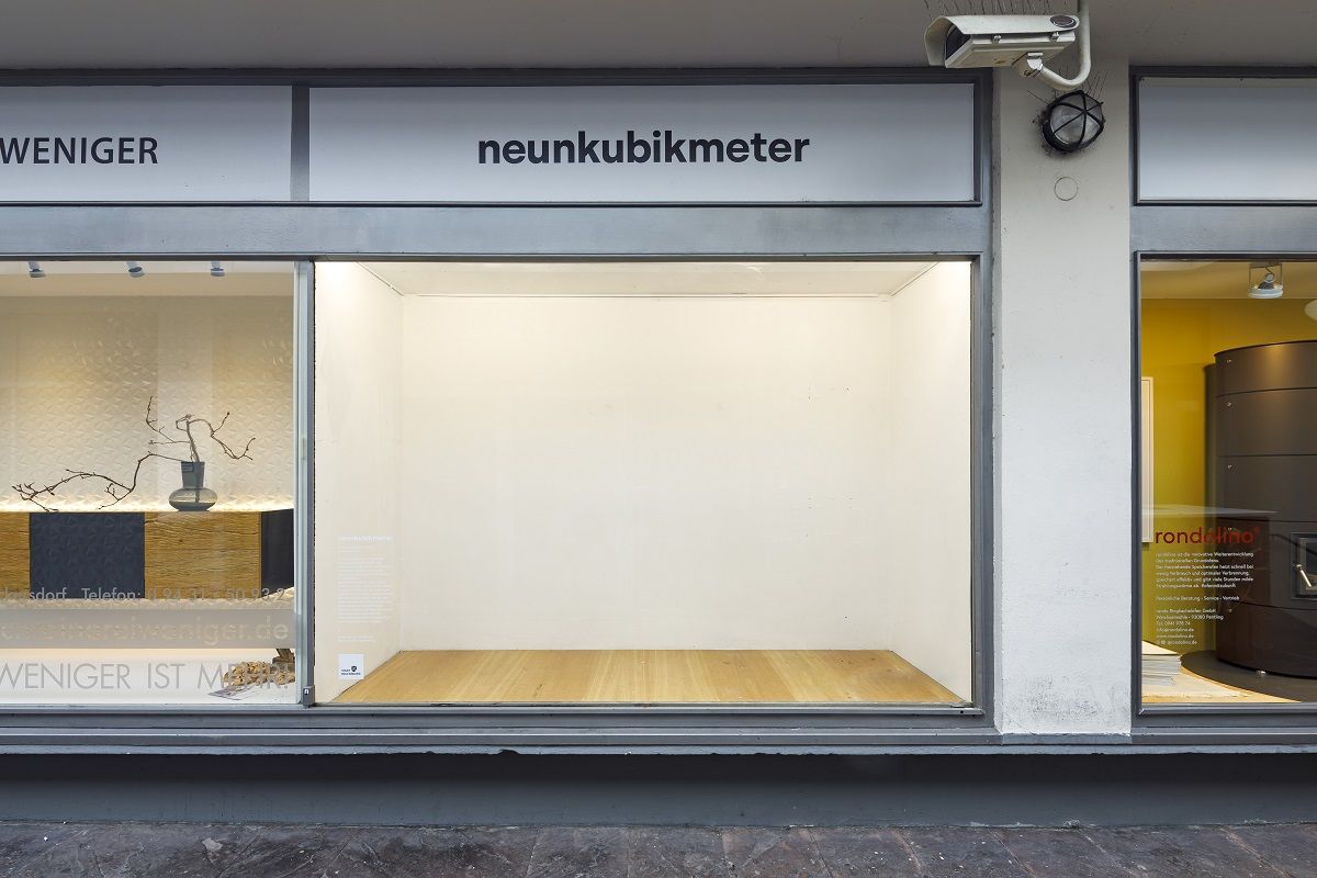 Fotografie – Der leere Schaukasten „neunkubikmeter“ in der Pustetpassage