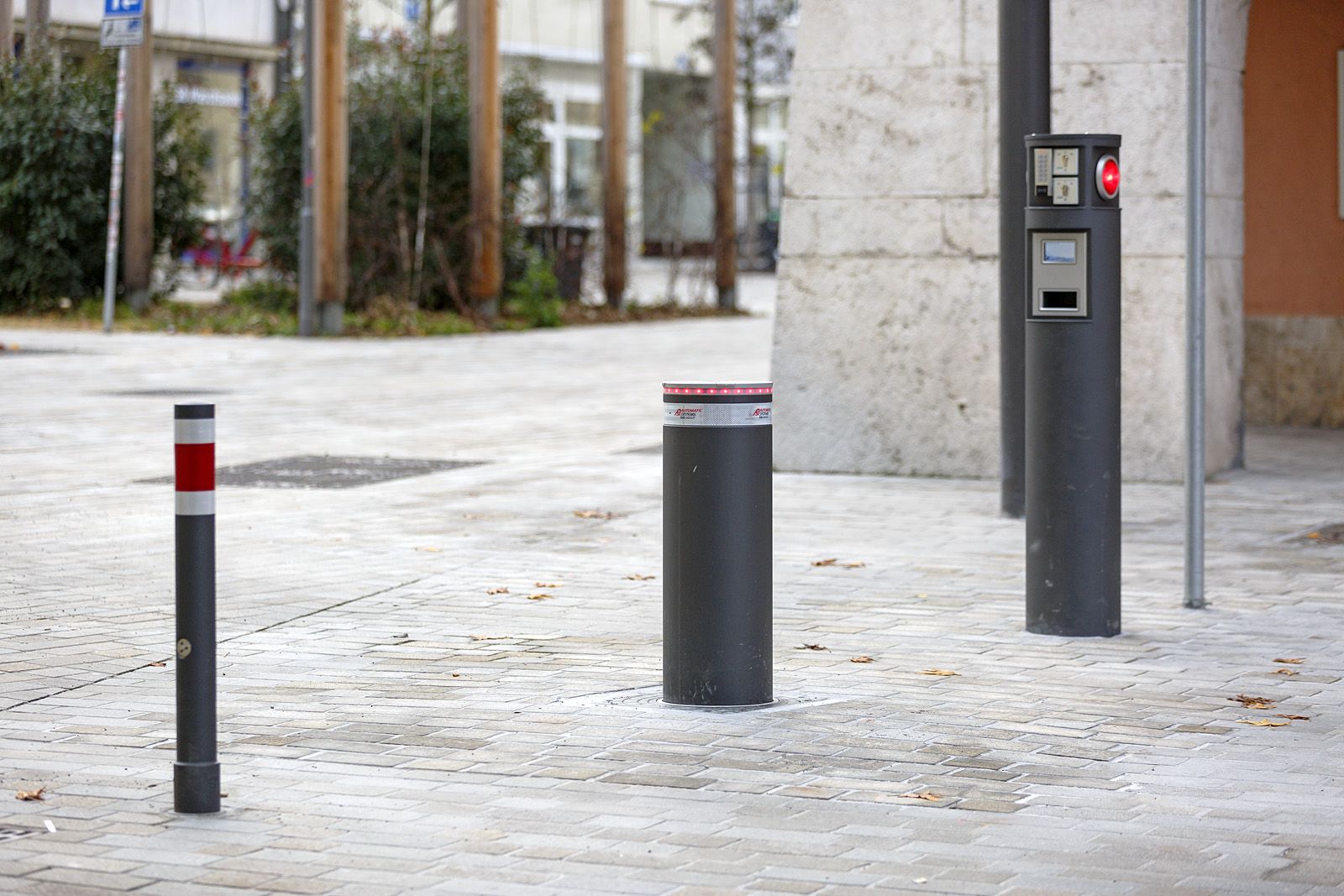 Fotografie: Versenkbarer Poller neben einem umlegbaren Poller auf dem Hunnenplatz 