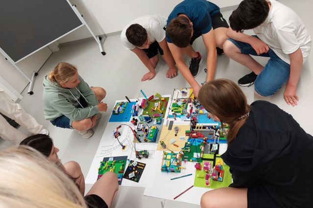 Schüler*innen bei der Gestaltung ihres Future Regensburgs