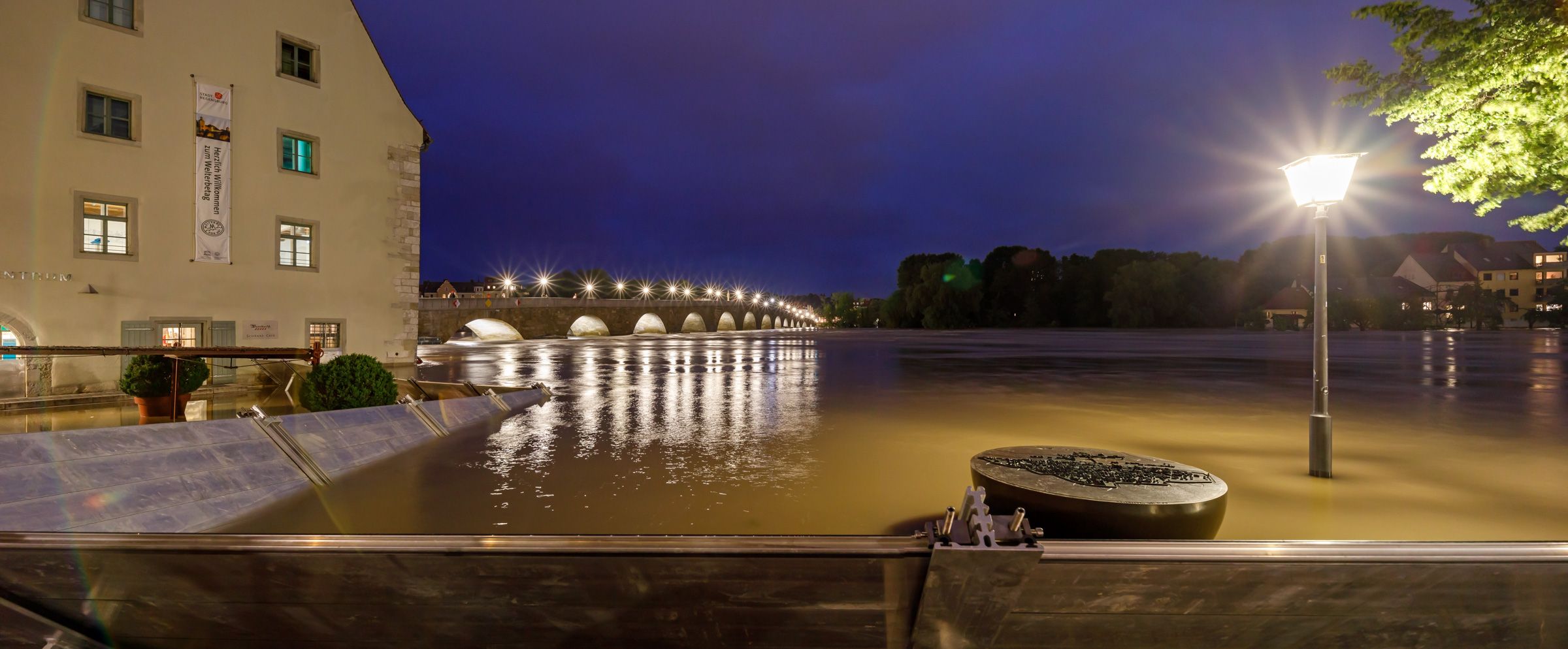Fotografie: Nächtliche Aufnahme der Steinernen Brücke bei Hochwasser