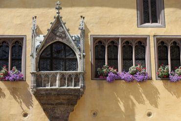 Historisches Fenster im Erker des Reichsaals im Alten Rathaus