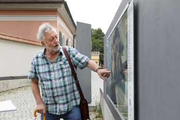 Fotografie: Prof. Dr. Gerhard Waldherr erklärt eine Infotafel zum Spitalgelände.