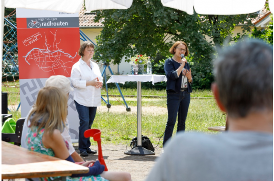 Fotografie - Oberbürgermeisterin Maltz-Schwarzfischer und Referentin Schimpfermann begrüßten die Gäste und gaben den symbolischen Startschuss für das Radlroutennetz