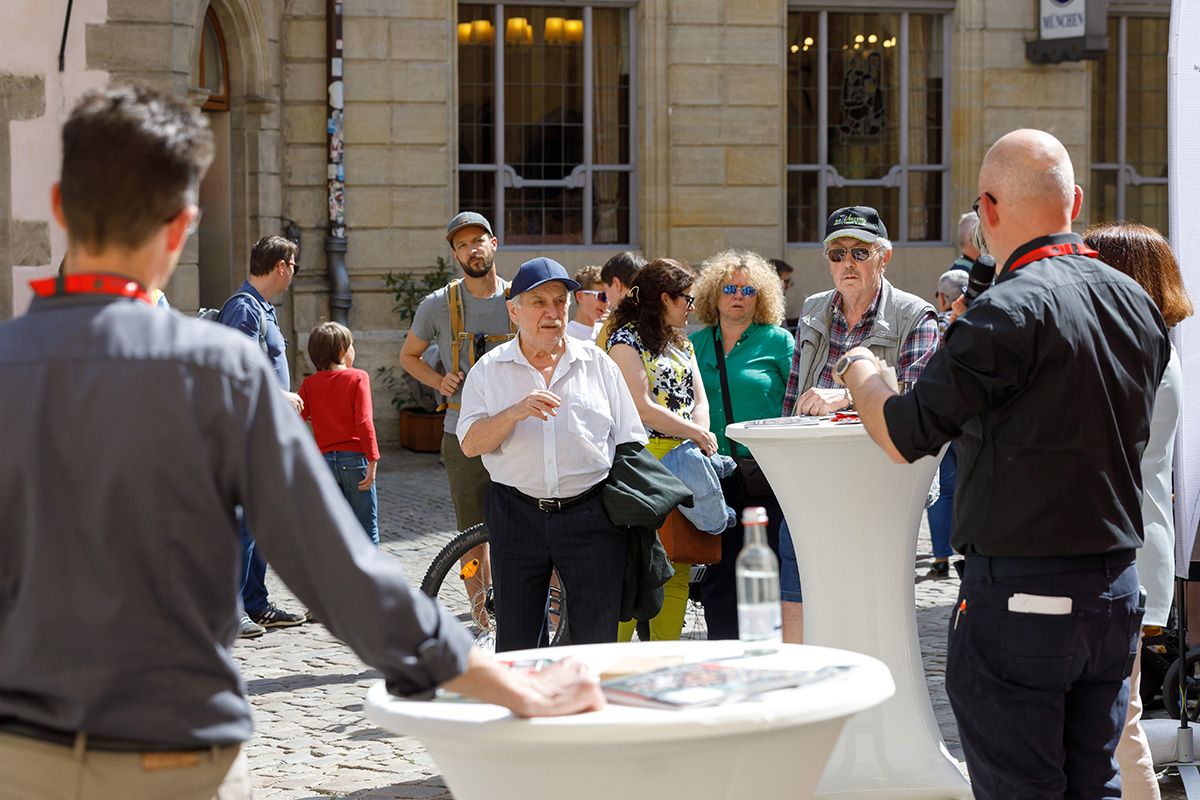Fotografie - Mann spricht mit Planungsreferent 
