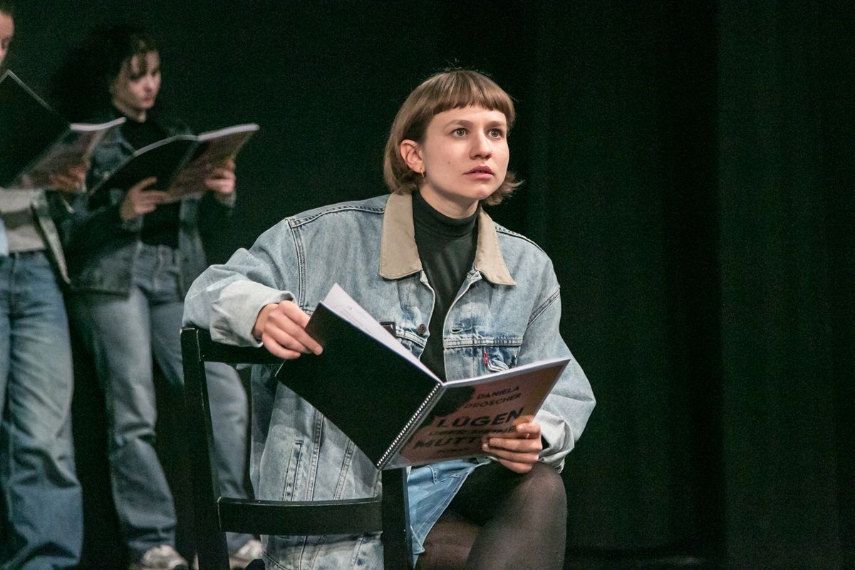 Fotografie – Schauspielstudierende auf der Bühne