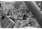 Fotografie: Letzte Habseligkeiten in den Trümmern (C) Bilddokumentation Stadt Regensburg