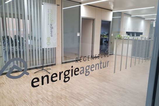 Fotografie - Blick durch eine Glastüre in den Eingangsbereich der Energieagentur