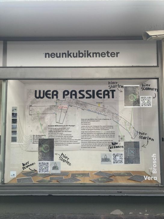 Fotografie – Blick auf die Installation von Vera Brosch im Schaufenster „neunkubikmeter“