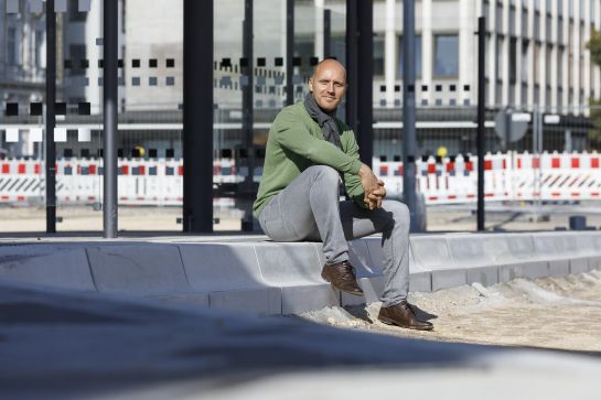 Fotografie: Aaron Tonndorf sitzt auf einer Stufe des Interims-ZOB