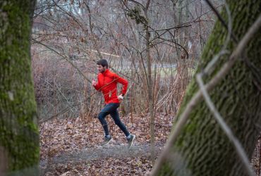 Fotografie: Konstantin Wedel läuft durch den Wald