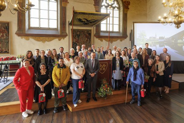 Fotografie: Zum Abschluss bat die Oberbürgermeisterin alle anwesenden Ehrenamtlichen auf die Bühne und überreichte gemeinsam mit Karl Straub und Ines Spitaler-Kossok Blumen und Geschenkpakete.