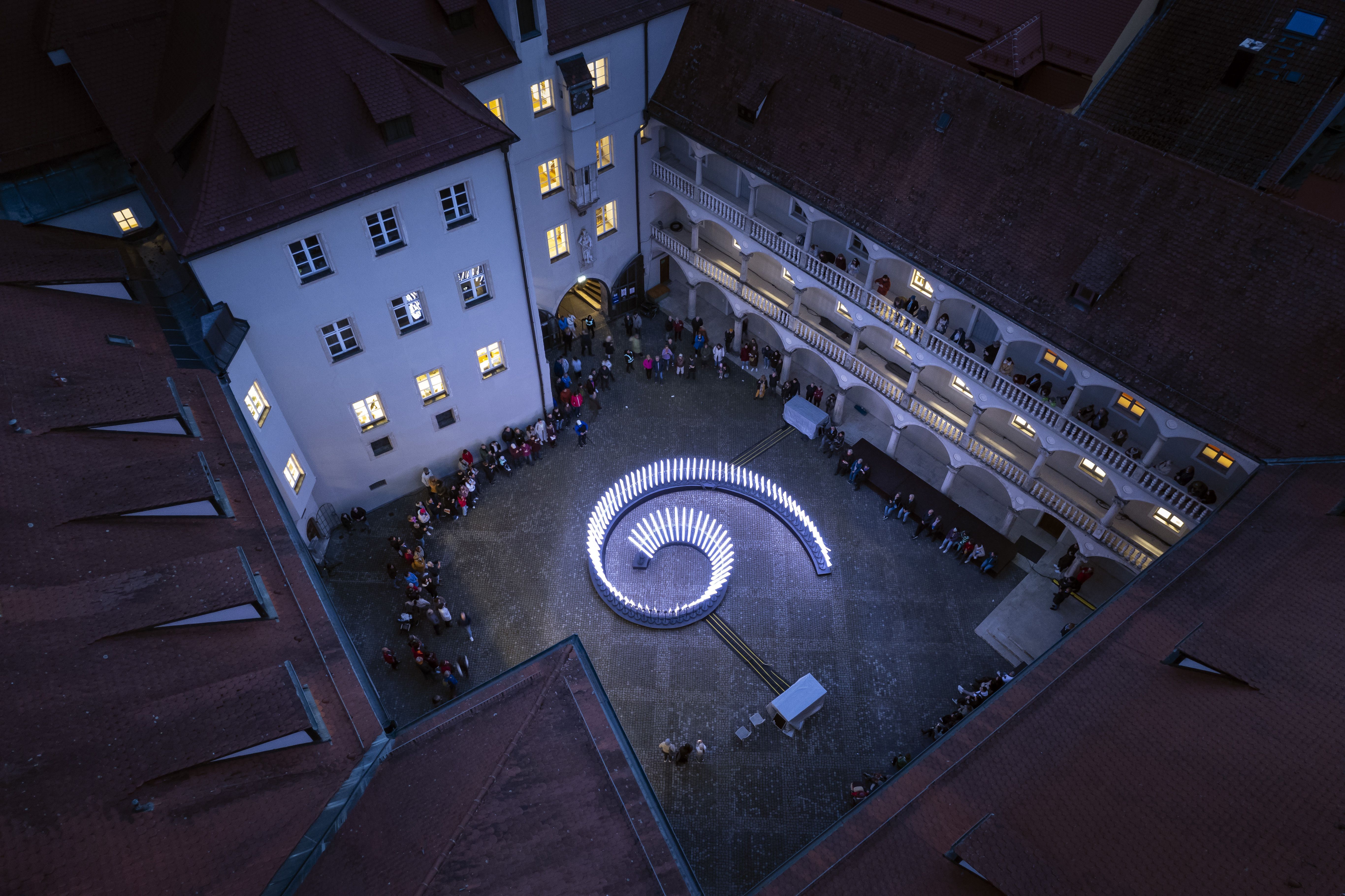 Fotografie – Drohnenaufnahme mit Blick in das Thon-Dittmer-Palais mit einer Lichtspirale
