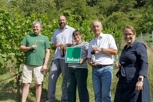 Fotografie: Volker Hartl (Gartenamt), Christian Ehrlich (Bioland e. V.), Winzerin Christine Wolfram, Bürgermeister Ludwig Artinger und Angelika Diewald (stellvertretende Leiterin des Gartenamtes)