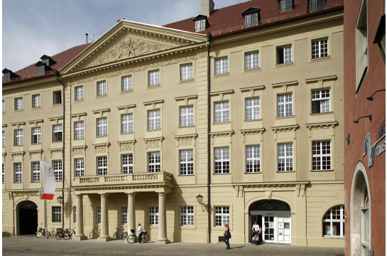 Fotografie - Seitenansicht des Thon Dittmer Palais am Haidplatz. (C) Peter Ferstl