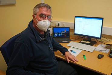 Fotografie – Bernhard Würsch sitzt an einem Schreibtisch (C) Rolf Thym Testzentrum Dultplatz - Bernhard Würsch