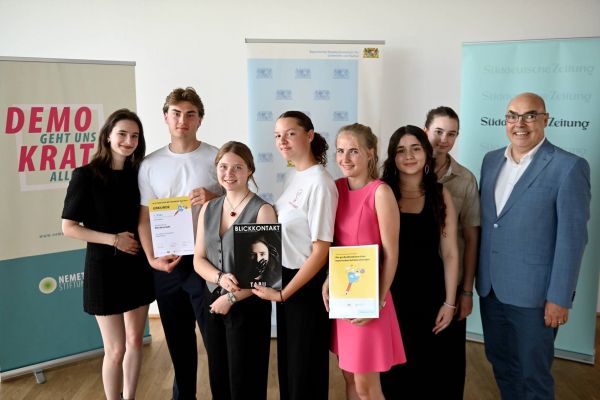 Fotografie: Mitglieder der Redaktion mit Betreuungslehrer Michael Hartmann