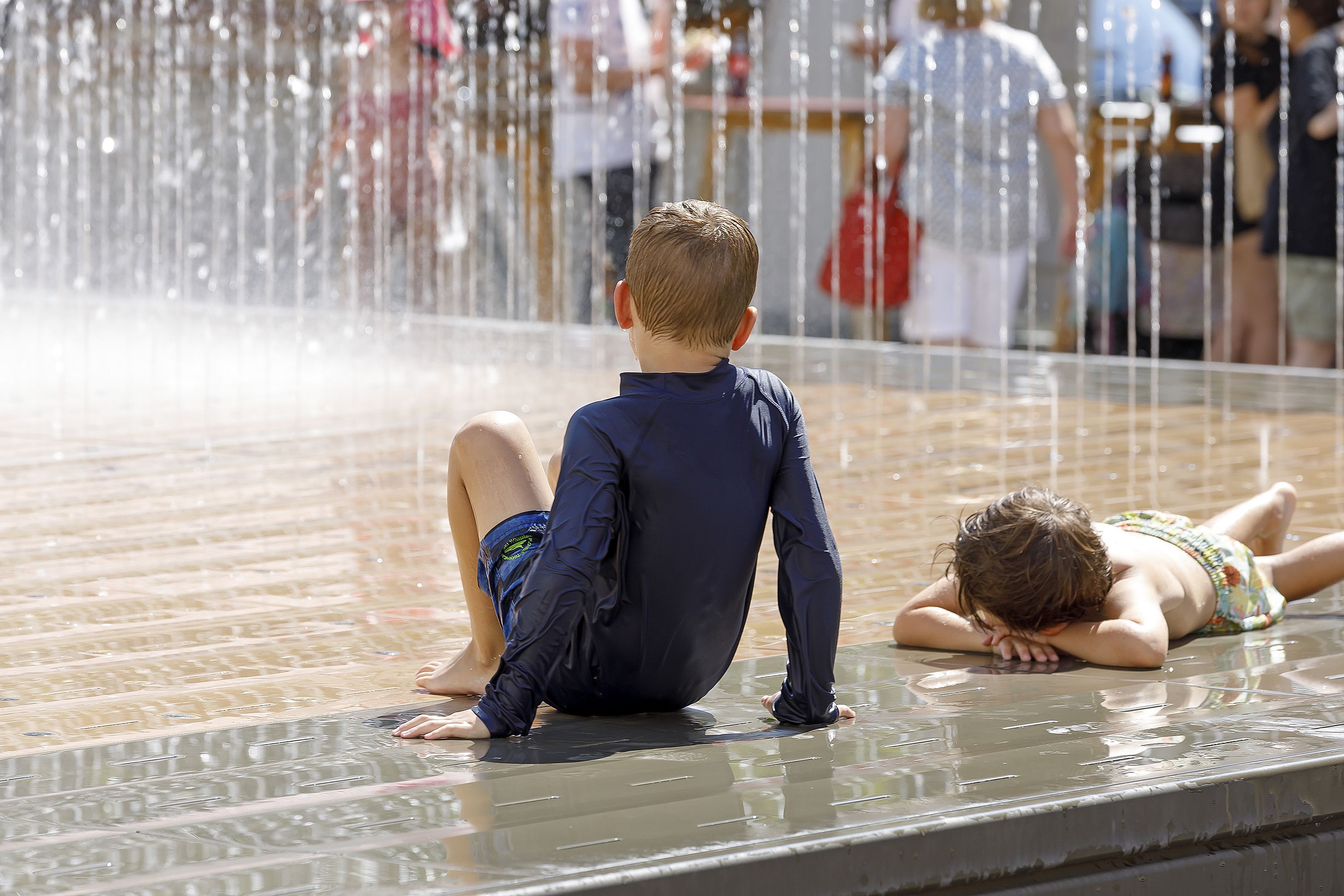 Fotografie: Zwei Jungen in Badekleidung auf der PlayFountain auf dem Neupfarrplatz