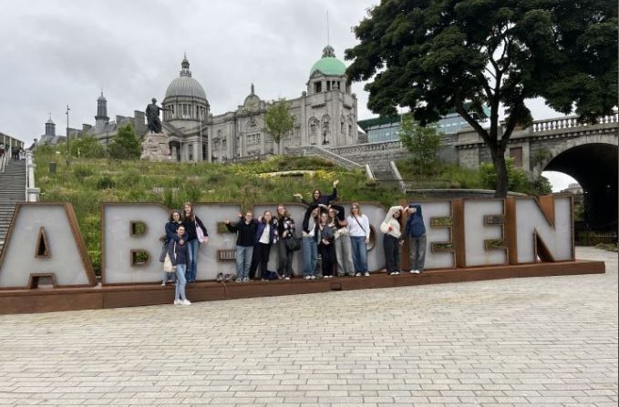 Fotografie: Juni 2024: Ein P-Seminar des städtischen Von-Müller-Gymnasiums besucht Aberdeen. 