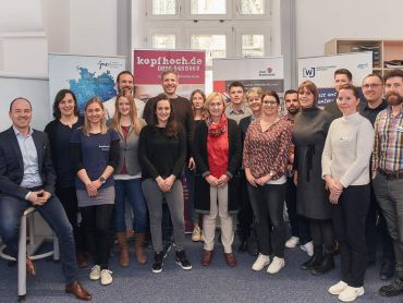 Akteure der Wirtschaftsjunioren und KA-Mitarbeiter gemeinsam als Gruppe