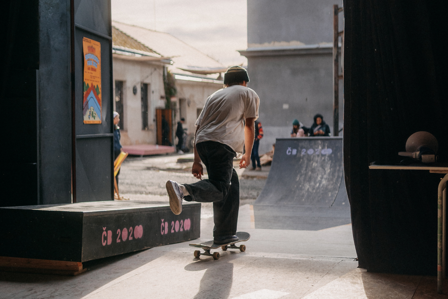 Das Foto zeigt eine Person auf einem Skateboard